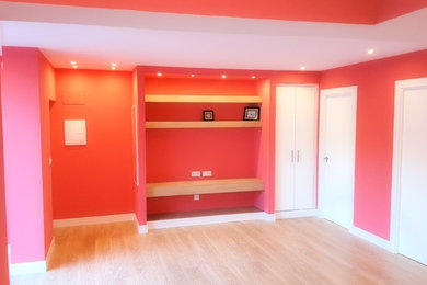 Imagen de salón abierto minimalista pequeño con suelo de madera clara