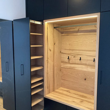 Moderne Garderobe mit Sitzmöglichkeit