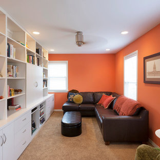 Foto di un piccolo soggiorno chic chiuso con pareti arancioni, TV nascosta e moquette