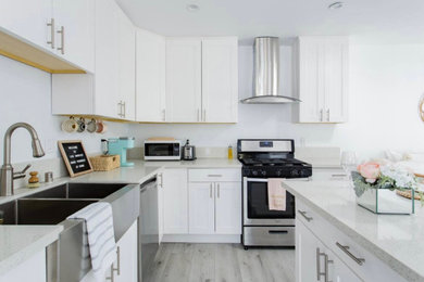 Example of a beach style kitchen design in Los Angeles
