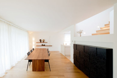 Modernes Esszimmer mit weißer Wandfarbe in Düsseldorf