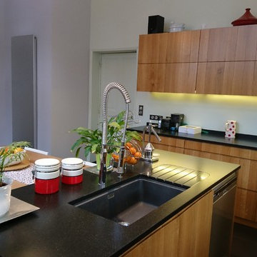 Cuisine en chêne massif et plan de travail en granit