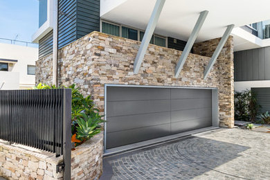 Diseño de fachada de casa gris contemporánea de dos plantas con revestimiento de piedra