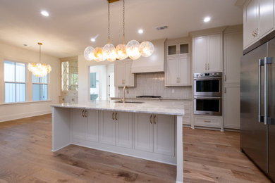 Country home design photo in Little Rock