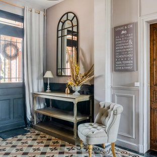 На фото: со средним бюджетом входные двери среднего размера в стиле современная классика с розовыми стенами, полом из керамической плитки, двустворчатой входной дверью, черной входной дверью и разноцветным полом