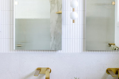 Modelo de cuarto de baño principal y doble de estilo de casa de campo de tamaño medio con encimera de madera