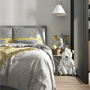 Idée de décoration pour une grande chambre d'enfant urbaine avec un mur gris, sol en stratifié et un sol marron.