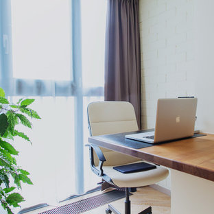 他の地域の小さいモダンスタイルのおしゃれな書斎 (ベージュの壁、無垢フローリング、造り付け机、黄色い床) の写真