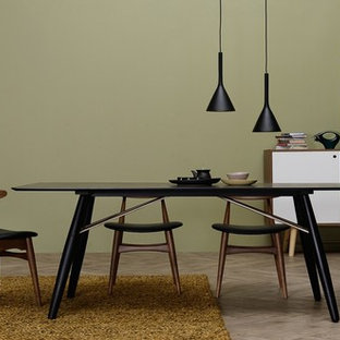 Свежая идея для дизайна: гостиная-столовая в скандинавском стиле с зелеными стенами и светлым паркетным полом - отличное фото интерьера