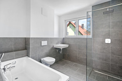 Mittelgroßes Modernes Badezimmer En Suite mit schwebendem Waschtisch in Berlin