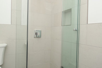 Example of a minimalist bathroom design in Philadelphia