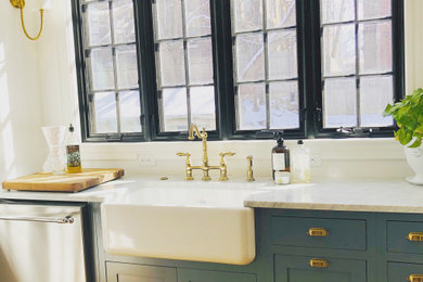 Kitchen - traditional kitchen idea in Boston
