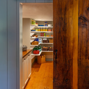 Exemple d'une arrière-cuisine nature en L de taille moyenne avec un évier encastré, un placard à porte shaker, des portes de placard blanches, un plan de travail en granite, une crédence grise, une crédence en carreau de céramique, un électroménager en acier inoxydable, un sol en bois brun, un îlot central et un plan de travail noir.