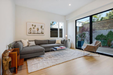 Minimalist living room photo in San Francisco