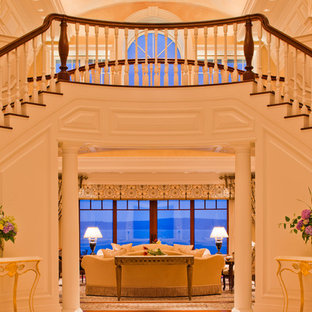 Новые идеи обустройства дома: огромное фойе в классическом стиле с мраморным полом