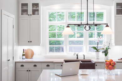 Example of a minimalist kitchen design in Montreal