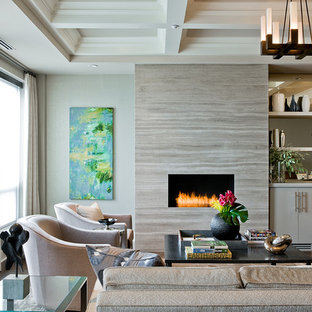 Modern inredning av ett vardagsrum, med en bred öppen spis och en hemmabar