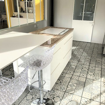 Cuisine blanche et bois ouverte par une verrière sur le salon