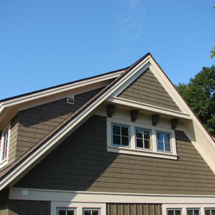 Выдающиеся фото от архитекторов и дизайнеров интерьера: двухэтажный фасад дома среднего размера зеленого цвета в классическом стиле с облицовкой из дерева