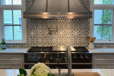 Example of an arts and crafts kitchen design in Chicago