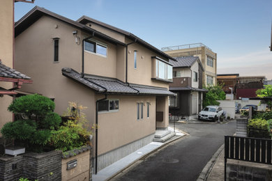 Ejemplo de fachada de casa marrón y gris moderna pequeña de dos plantas con tejado a dos aguas y tejado de metal