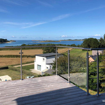 Réalisation d'un garde-corps en inox et pare-vent en verre dans le Finistère.