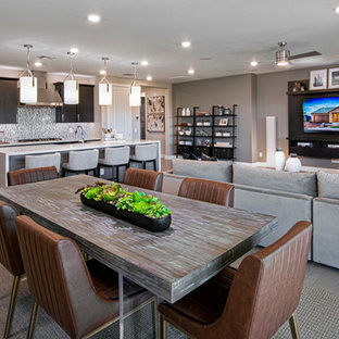 フェニックスの中サイズのコンテンポラリースタイルのLDKの画像 (グレーの壁、淡色無垢フローリング、グレーの床)