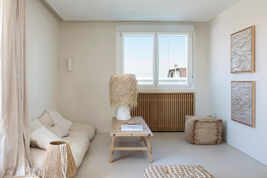 Imagen de salón abierto y blanco y madera mediterráneo de tamaño medio sin chimenea y televisor con paredes beige, suelo de baldosas de porcelana, suelo beige y cortinas