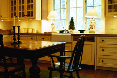 Kitchen - traditional kitchen idea in Atlanta