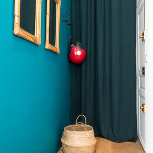 Inspiration for an eclectic entryway in Marseille.