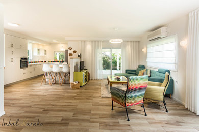 Ispirazione per un soggiorno minimal aperto con pavimento con piastrelle in ceramica, TV autoportante e pavimento marrone