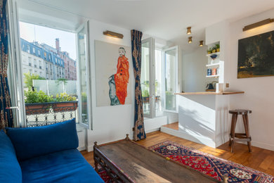 Inspiration pour un salon blanc et bois traditionnel de taille moyenne et ouvert avec un bar de salon, un mur blanc, parquet foncé, aucune cheminée, aucun téléviseur et un sol marron.