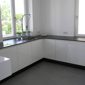 Fronten Glas, Arbeitsplatten geflammter Granit