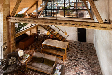 Exemple d'un grand salon nature fermé avec une bibliothèque ou un coin lecture, un mur beige, un sol en brique, un poêle à bois, un manteau de cheminée en métal, un téléviseur dissimulé, un sol multicolore et un plafond en bois.