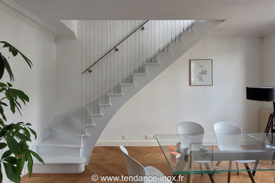 На фото: лестница среднего размера в стиле модернизм с перилами из тросов
