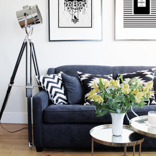 ロンドンの小さいコンテンポラリースタイルのおしゃれなLDK (白い壁、無垢フローリング、暖炉なし) の写真