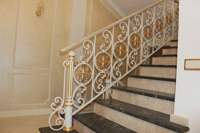 На фото: прямая лестница в классическом стиле с мраморными ступенями и подступенками из мрамора