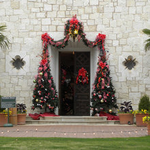 THE DEGOLYER HOUSE DONS ITS CHRISTMAS FINERY
