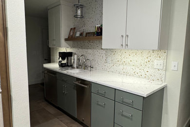 Kitchen - modern kitchen idea in Wichita