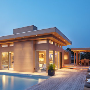 Einstöckiges, Beigefarbenes, Großes Maritimes Einfamilienhaus mit Flachdach und Holzfassade in New York