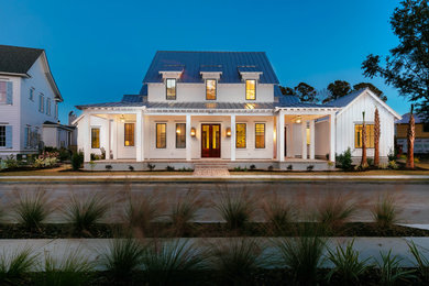 Modelo de fachada de casa blanca clásica renovada grande de dos plantas con tejado de metal