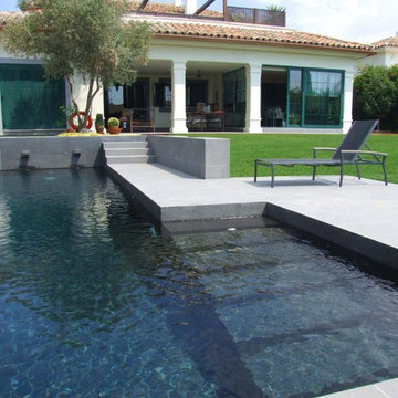Obra realizada: Piscina en basalto flameado y jardín.Encinar de los reyes Madrid