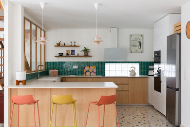 Example of a mid-century modern kitchen design