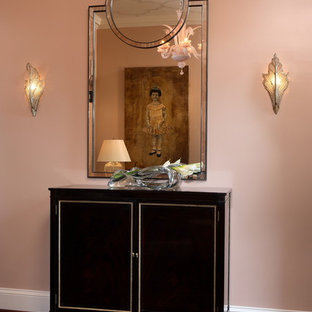 アトランタのコンテンポラリースタイルのおしゃれな玄関 (ピンクの壁) の写真