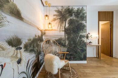 Diseño de recibidores y pasillos bohemios grandes con paredes blancas, suelo de madera en tonos medios y suelo marrón