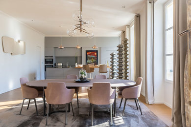 Inspiration for a contemporary dining room in Bordeaux.