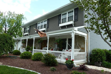 Example of a mid-sized classic two-story vinyl exterior home design in Philadelphia