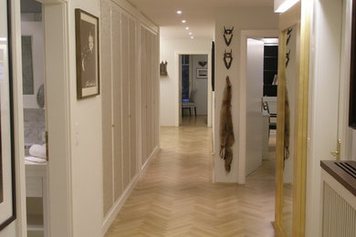 Foto de recibidores y pasillos tradicionales con suelo de madera en tonos medios