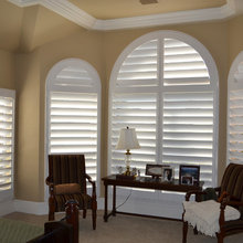 Curved plantation shutters