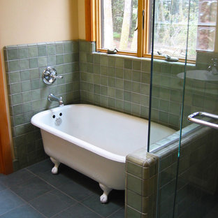 Modelo de cuarto de baño principal, de estilo americano, de tamaño medio, con armarios estilo shaker, puertas de armario de madera clara, bañera con patas, ducha esquinera, sanitario de una pieza, baldosas y/o azulejos verdes, baldosas y/o azulejos de cerámica, paredes beige, suelo de pizarra, lavabo integrado y encimera de cemento